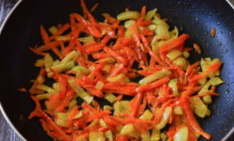 В отдельной жаропрочной посуде пассеруем морковь и лук на остатках масла, при необходимости подсаливаем.
