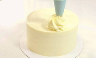 Приготовленный крем перекладывается в кондитерский мешок и им можно красиво декорировать ваш торт. Удачи в приготовлении десерта!