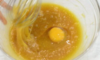 Далее, вводим яйца (по одному) и тщательно замешиваем при помощи венчика.