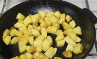 В это время очищаем и нарезаем картошку крупными кусками и обжариваем на небольшом количестве масла до легкой румяности.