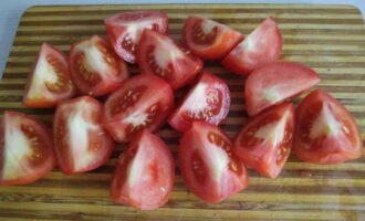 Спелые томаты разрезаем на четвертинки.