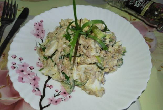 Салат с консервированным тунцом и яйцом – 10 простых и вкусных рецептов