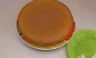 Запекается заливной пирог в духовке при 200 градусах в течение 40 минут. За это время пирог поднимется и приобретет красивый румяный цвет. Приятного аппетита!