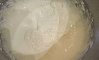 Теперь берём миксер и взбиваем творожный сыр с сахарной пудрой, до получения однородной массы в течение двух-трех минут.