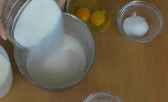 В толстостенной кастрюле объединяем муку, сахарный песок, ванильный сахар и яйца.