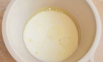 Молоко слегка подогреваем и в глубокой миске соединяем с растительным маслом.