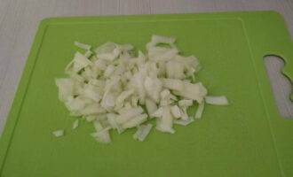 Картофельная запеканка в духовке готовится очень просто. Луковицу очищаем от шелухи и мелко нарезаем.