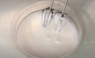 Для крема в отдельную посуду кладется сметана с сахаром и с помощью миксера в течение 3 минут взбивается сметанный крем.