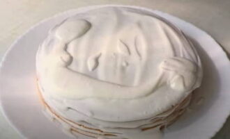 Верх торта и бока покрываются оставшимся кремом.