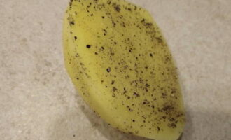 Картофелины разрезаются на половинки и со всех сторон посыпаются солью и смесью перцев.