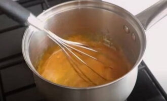 Затем к меду насыпаются две ложки сахара, и при помешивании смесь доводится до оранжево-коричневого цвета, а пена при этом уходит.