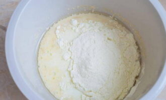 Небольшими порциями вводим пшеничную муку и замешиваем мягкое тесто.