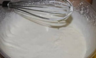 Как только основа крема загустеет – вводим творожный сыр.