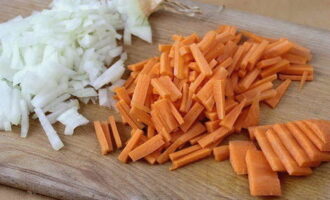 Вторые очищенные луковица и морковка мелко нарезаются кусочками произвольной формы.