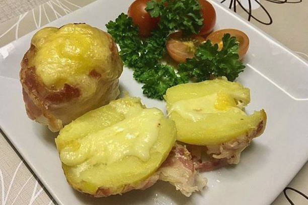 Рецепт картошки с беконом и сыром
