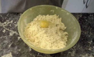 В эту массу разбивается куриное яйцо и замешивается тесто. Долго вымешивать такое тесто не надо, только чтобы не прилипало к ладоням.