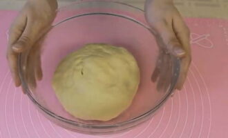 Замешенное тесто скатывается в колобок, прикрывается салфеткой и на 1,5 часа ставится в тепло для подъёма.