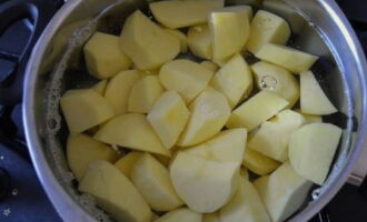 Не теряя времени, готовим начинку: клубни картофеля «освобождаем» от кожицы, разрезаем на 2-4 части (в зависимости от размера корнеплода) и отвариваем в слегка подсоленной воде до мягкости.