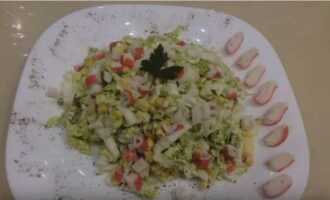К салату добавляются 4 ложки любого майонезного соуса. Салат аккуратно перемешивается и сразу подается к столу. Приятного аппетита!