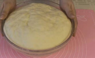 Поднявшееся тесто рукой обминается, и из него формируются булочки любой формы и с любой начинкой. Перед выпечкой булочек, тесту дается 20–30 минут для расстойки. Вкусной и удачной выпечки!