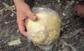 Затем оно заворачивается в пищевую пленку и на 40–50 минут кладется в холодильник. По истечении этого времени песочное тесто раскатывается и из него формируется пирог с выбранной начинкой. Вкусной и удачной выпечки!