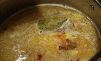 В сваренный суп насыпается горсть любой зелени. Огонь выключается. Суп оставляется под закрытой крышкой на 15 минут для настаивания.
