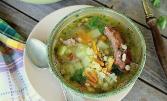 Приготовленный гороховый суп с копчеными ребрышками разливается по тарелкам и подается к обеду. Приятного аппетита!
