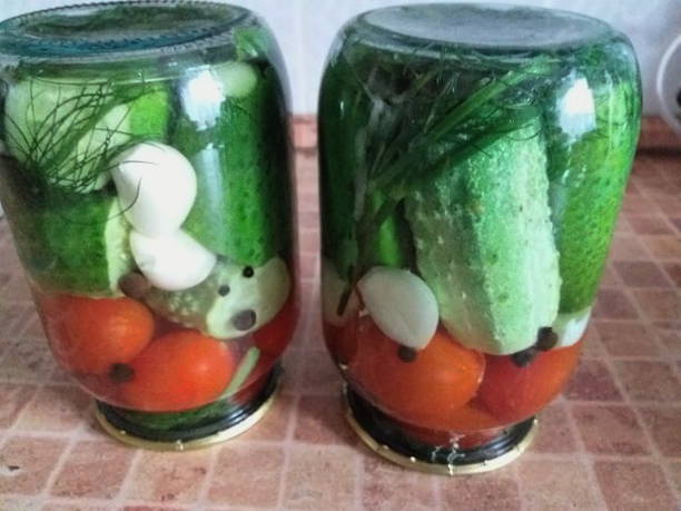 Рецепт ассорти с огурцами и помидорами с добавлением чеснока