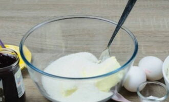 В объемной посуде смешиваем два вида сахарного песка со сливочным маслом комнатной температуры.