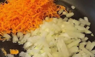 Очищаются и промываются лук и морковь. Лук нарезается небольшими кубиками, а морковь измельчается на терке. Эти овощи немного обжариваются на растительном масле и посыпаются солью.