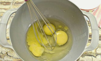 Не теряя времени, в отдельной посуде взбиваем яйца с добавлением соли и сахарного песка.