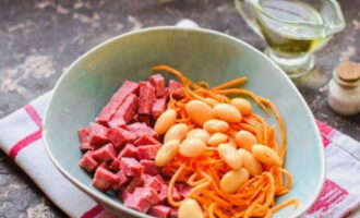 В салатнике объединяем морковь, колбасу и консервированную бобовую культуру.