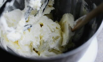 Примерно каждые 30 секунд, снимаем лопаткой сыр с маслом со стенок посуды для получения максимально однородной консистенции.