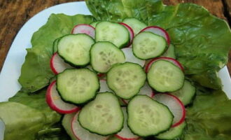На сервировочную тарелку укладываются листья любого салата.
