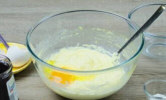 Аналогичным способом вводим второе яйцо, желательно взбить яйца в отдельной тарелке и только после добавлять.