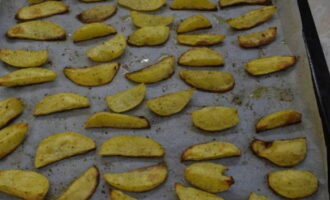 Разогреть заранее духовку до 190°С. Запечь картофель по-деревенски в течение 40 минут и до румяной хрустящей корочки.