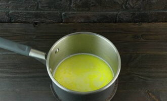 В сотейник наливаем молоко и добавляем кусочек сливочного масла – ставим на минимальный огонь и, помешивая, растапливаем масло и нагреваем.