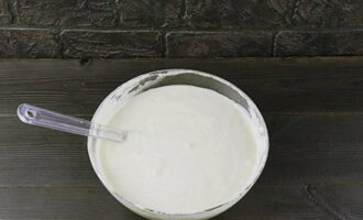 Молочно-сливочную массу в 2-3 захода вводим в тесто и совсем немного перемешиваем до слияния продуктов.