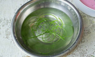 Для красивой подачи перья зеленого лука нарезать тонкими длинными полосками и поместить их в ледяную воду, чтобы лук свернулся в колечки.
