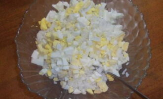 Небольшими кубиками нарезаются яйца, перекладываются в посуду к отваренному рису, к которому добавлено сливочное масло. Начинка посыпается солью с сахаром и хорошо перемешивается.