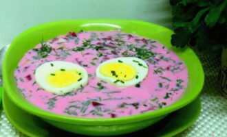 Шалтиборщай, или холодный литовский борщ, приготовленный по классическому рецепту, разливается по тарелкам и подается к обеду. В каждую тарелку можно добавить половинки яйца. Приятного аппетита!