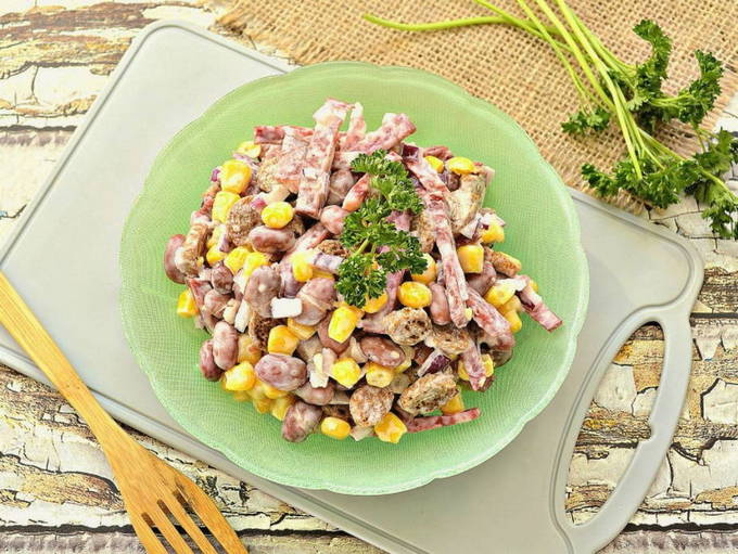Салат с фасолью, колбасой и сухариками — 8 пошаговых рецептов