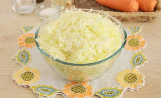 Белокочанную капусту для салата нужно нашинковать правильно, ведь чем тоньше ее нарезка, тем вкуснее салат. Это удобно делать с помощью кухонных гаджетов.