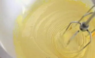 Для замеса бисквитного теста яйца аккуратно разделяем на белки и желтки. В посуду для замеса теста кладем желтки, насыпаем к ним 80 г сахара и в течение 4 минут взбиваем миксером в светлую густую массу. Сразу на 180 градусов включаем для разогрева духовку.