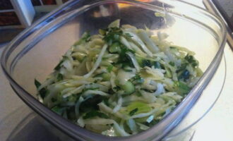 Промытую петрушку мелко нарезать и добавить к салату. Ее можно заменить любой другой свежей зеленью. Овощную нарезку полить растительным маслом без запаха и аккуратно ложкой перемешать.