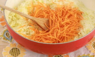 Морковь очистить от кожуры, промыть и нарезать тонкой соломкой или измельчить на крупной терке. Морковную нарезку переложить к капусте.