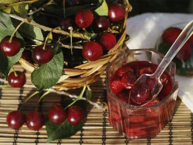 Рецепт №4: Варенье из вишни с корицей