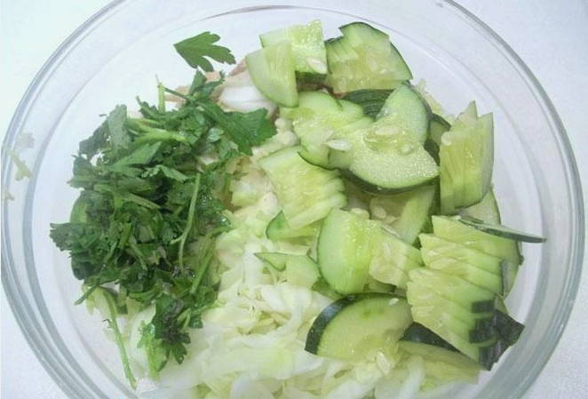 Салат из свежей капусты с огурцом — 10 вкусных рецептов