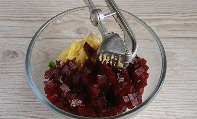 Салат из свеклы — 10 вкусных и простых рецептов