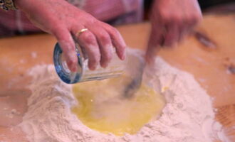 Налить к маслу стакан теплой воды. Руками эти ингредиенты быстро смешать. Затем тесто хорошо и в течение 15–20 минут вымесить до мягкой эластичной текстуры. Тесту необходимо дать отдохнуть минут 15-30 . По истечении этого времени оно готово к работе. 